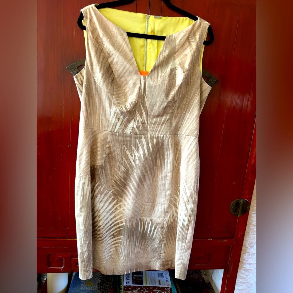Elie Tahari Dress Sleeveless V-Neck Neutral Toned Pattern Colorful Accents EUC